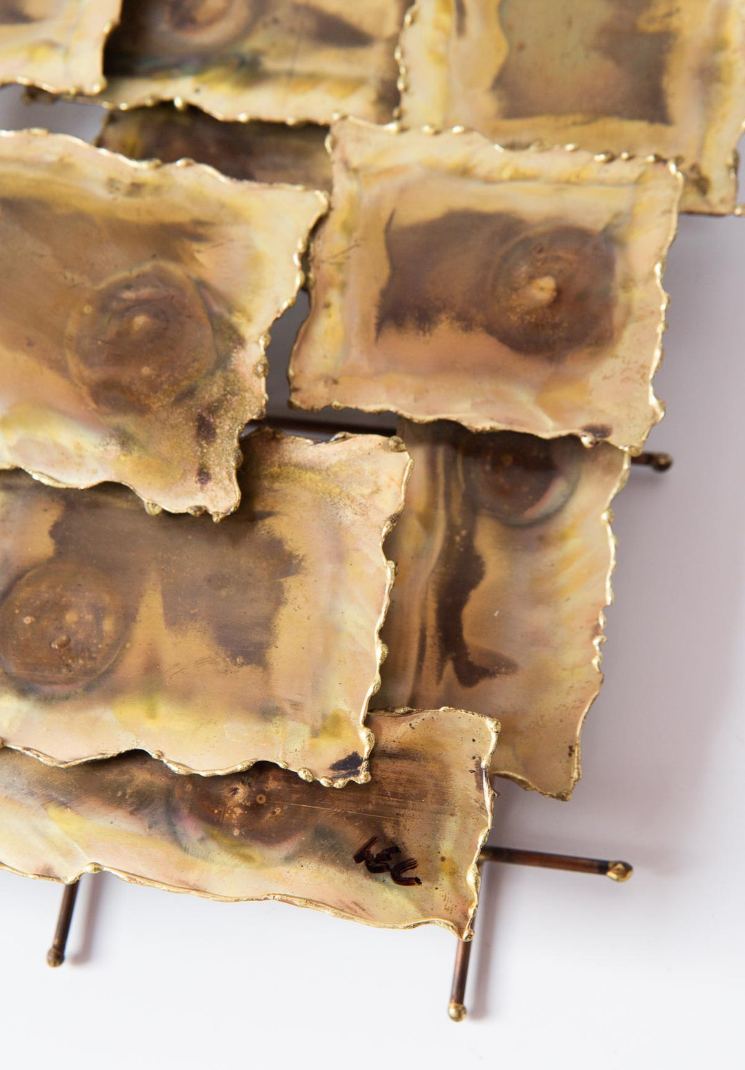 Escultura o aplique láminas latón USA c. 1970s (28 cm)