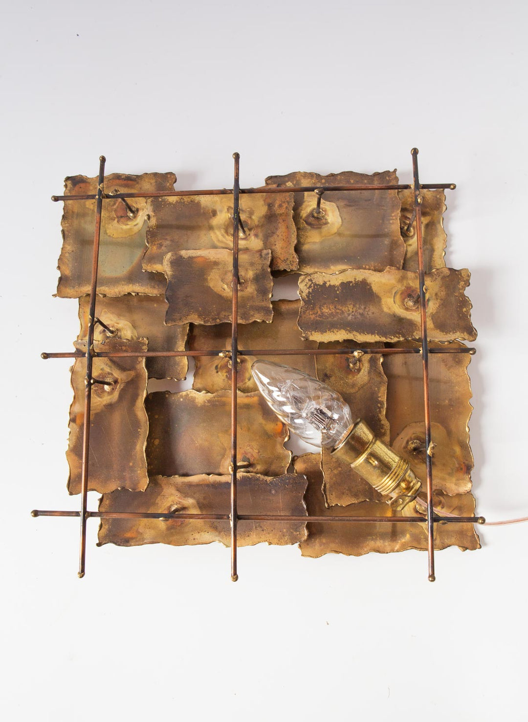 Escultura o aplique láminas latón USA c. 1970s (28 cm)