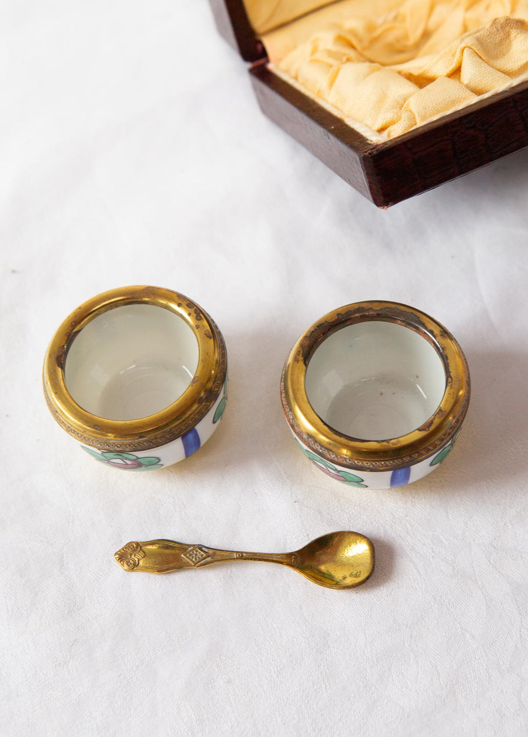 Saleros porcelana y latón Limoges en estuche