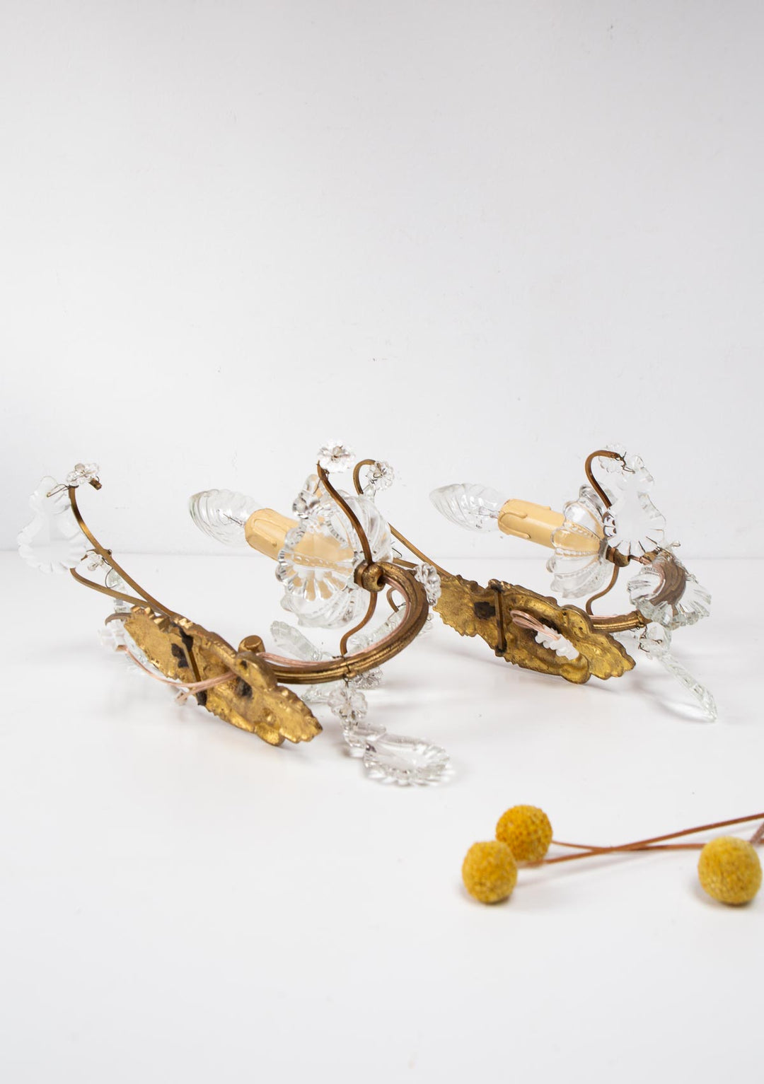 Pareja apliques franceses bronce, latón y cristal c. 1960s