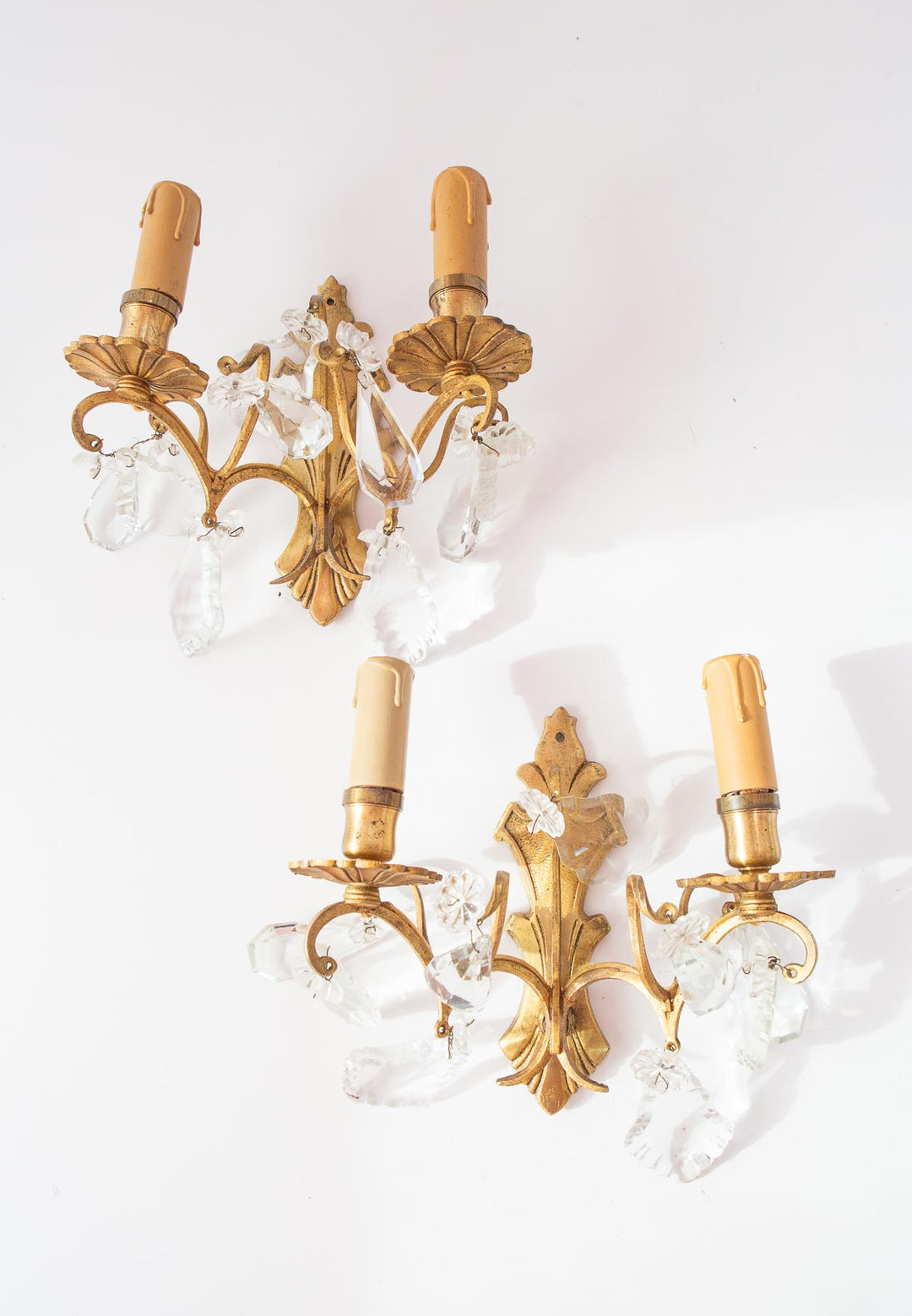 Pareja antiguos apliques franceses bronce dorado y cristales c. 1950