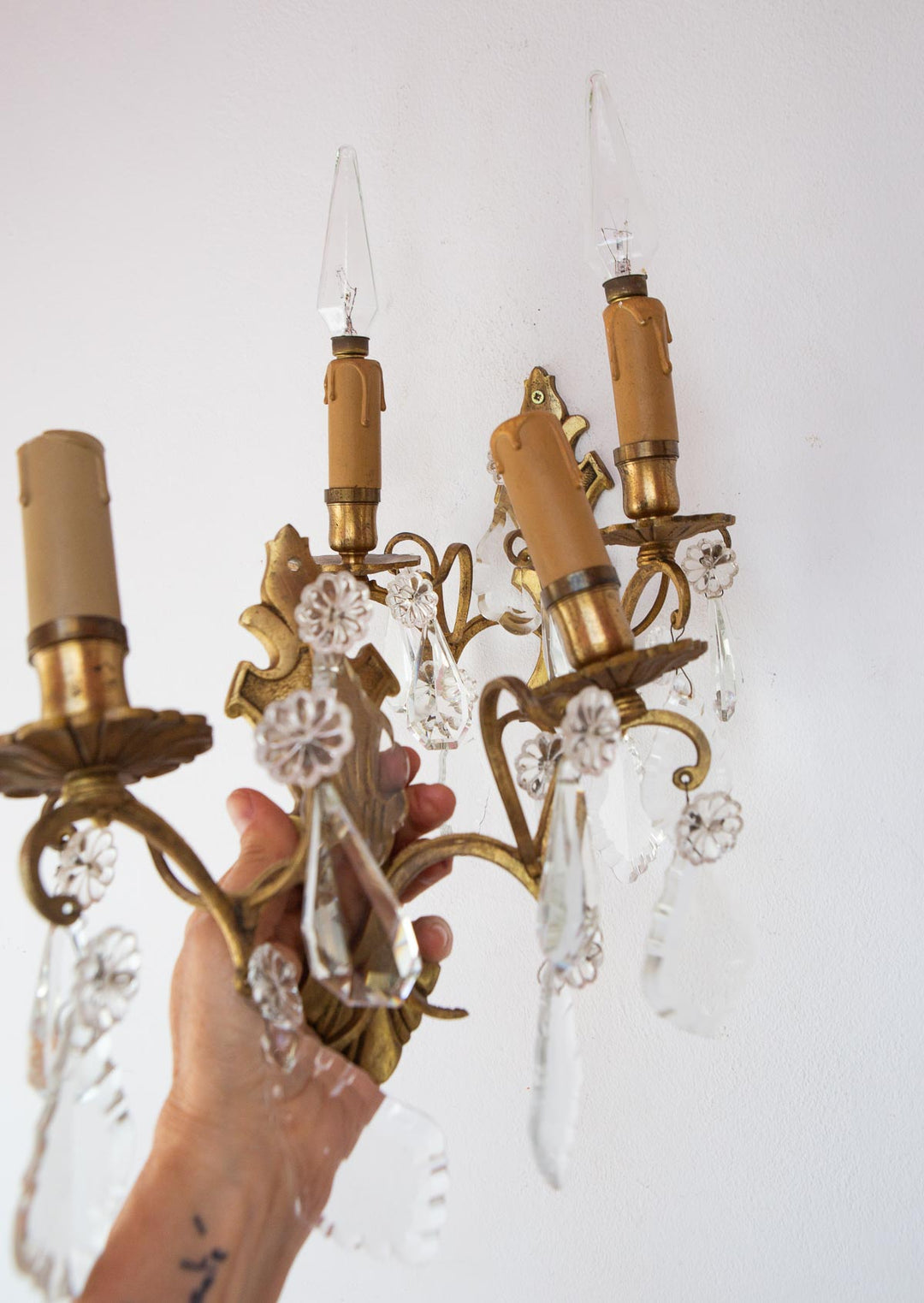 Pareja antiguos apliques franceses bronce dorado y cristales c. 1950