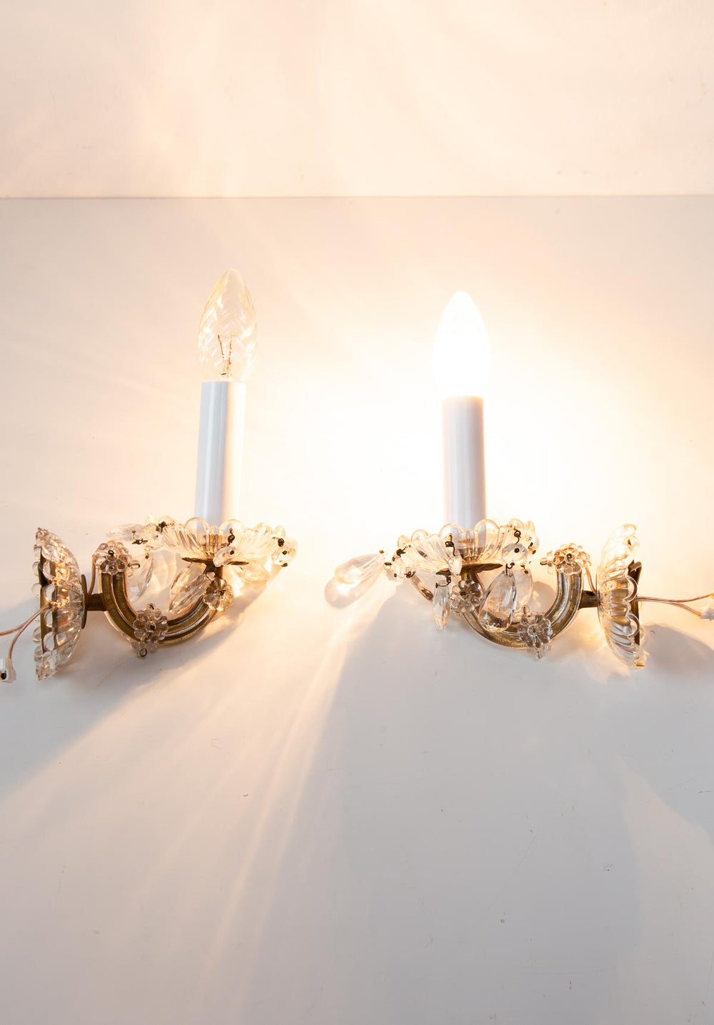 Pareja apliques vintage franceses cristal y latón c. 1950s