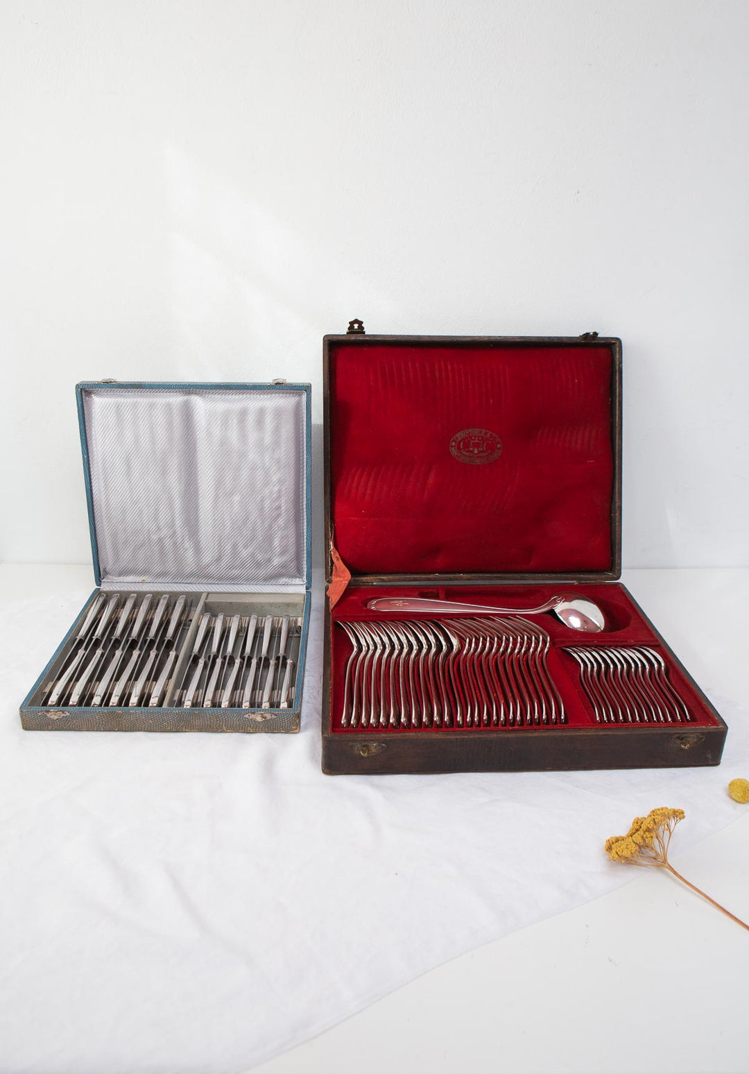 Antigua CUBERTERÍA PARA 12 francesa François Frionnet iniciales A.R. (61 PIEZAS)