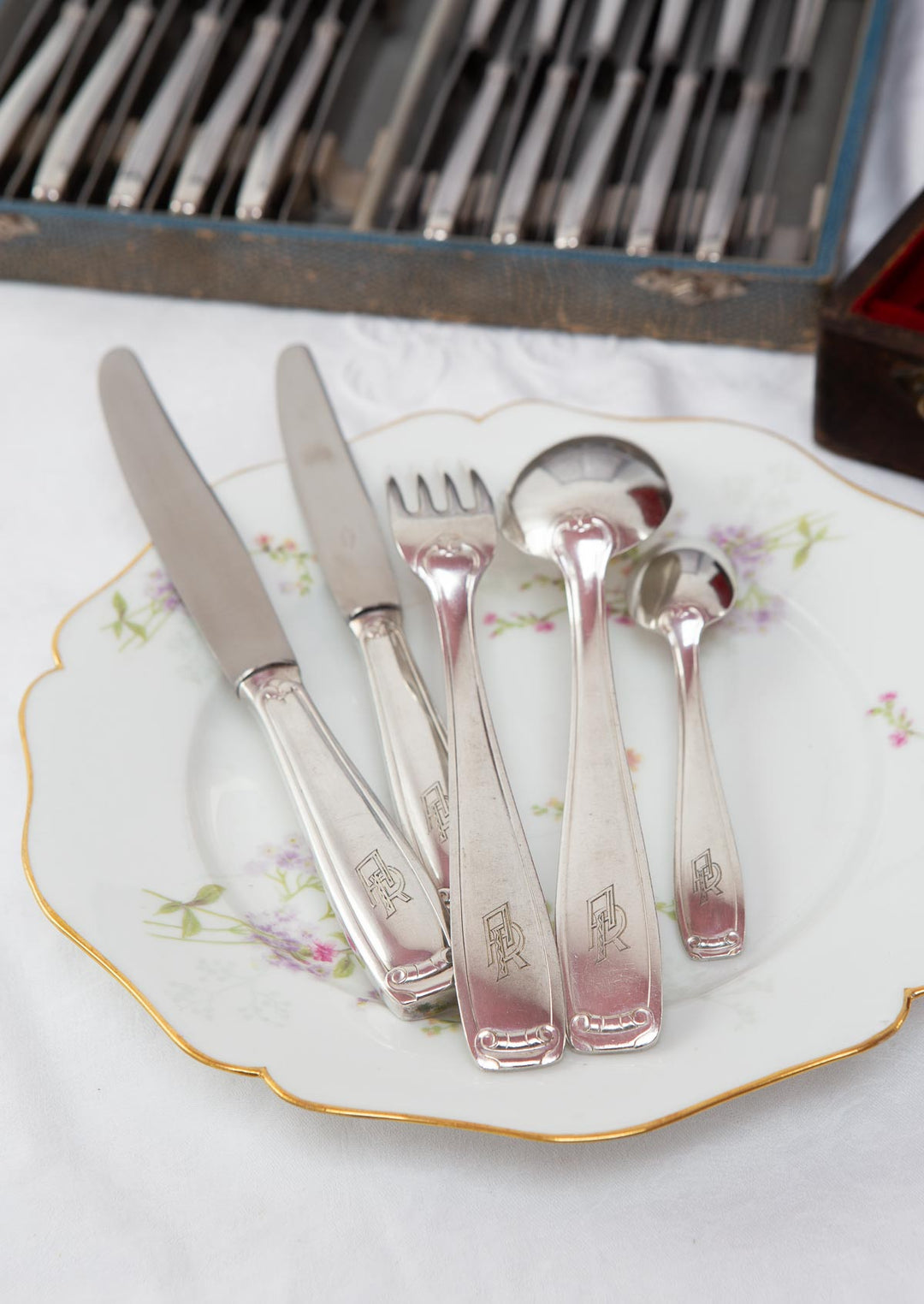 Antigua CUBERTERÍA PARA 12 francesa François Frionnet iniciales A.R. (61 PIEZAS)