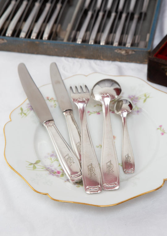 Antigua CUBERTERÍA PARA 12 francesa François Frionnet iniciales A.R. (61 PIEZAS)