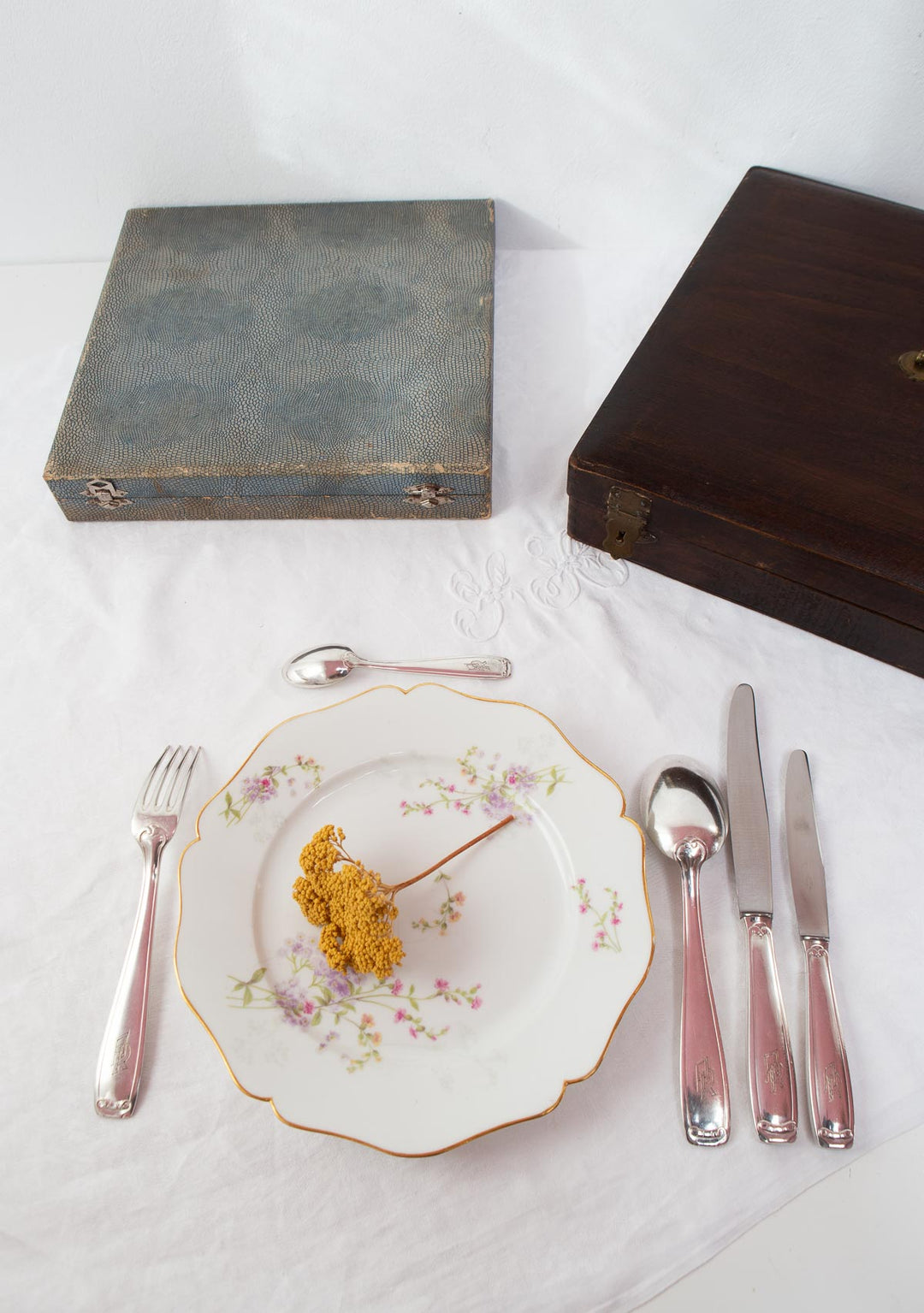 Antigua CUBERTERÍA PARA 12 francesa François Frionnet iniciales A.R. (61 PIEZAS)