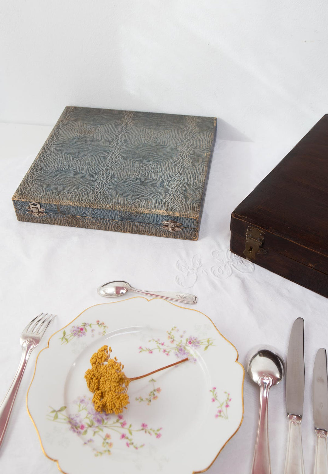 Antigua CUBERTERÍA PARA 12 francesa François Frionnet iniciales A.R. (61 PIEZAS)