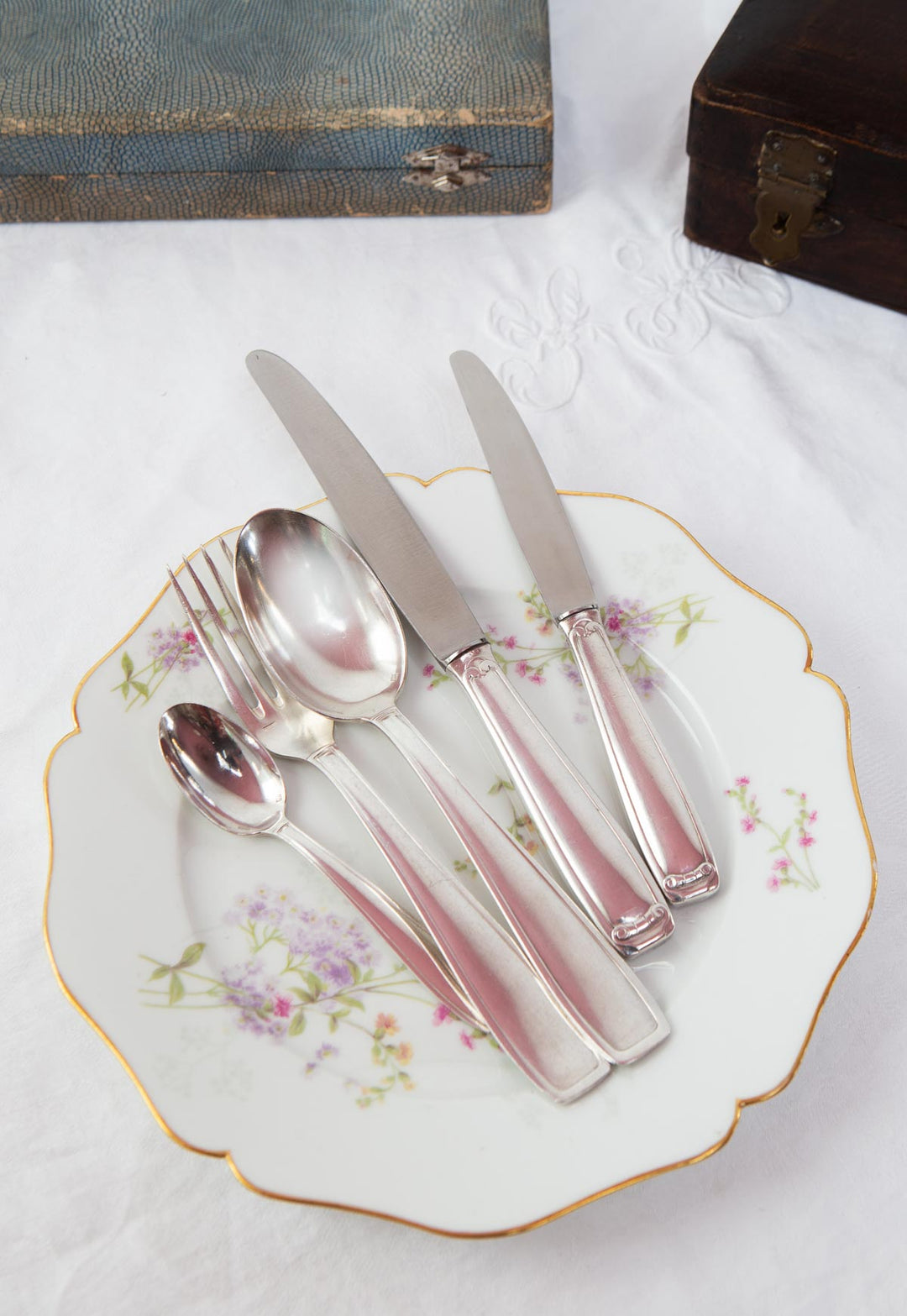 Antigua CUBERTERÍA PARA 12 francesa François Frionnet iniciales A.R. (61 PIEZAS)