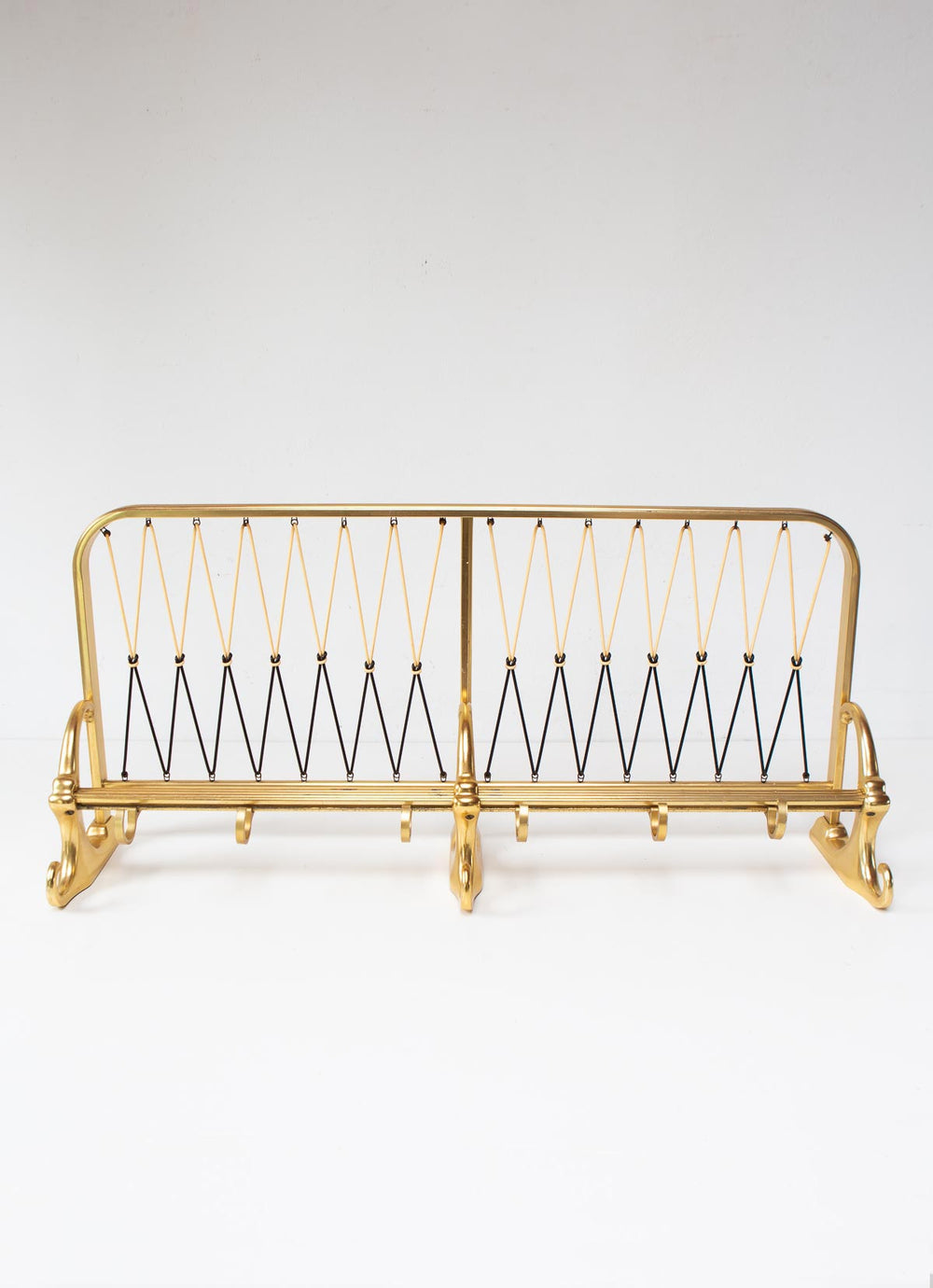 Perchero de pared con bandeja en aluminio dorado c. 1960 (68,5 cm)