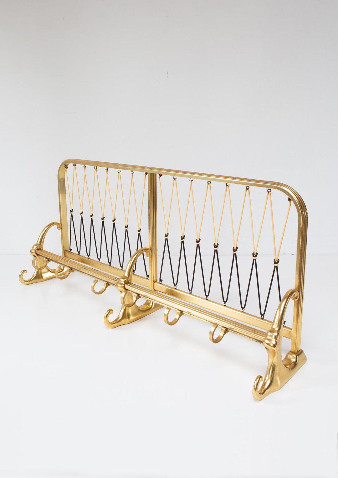 Perchero de pared con bandeja en aluminio dorado c. 1960 (68,5 cm)