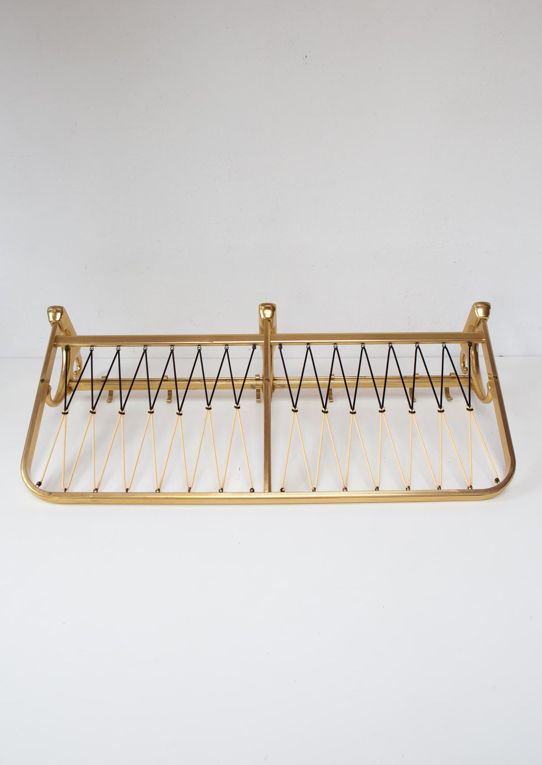 Perchero de pared con bandeja en aluminio dorado c. 1960 (68,5 cm)