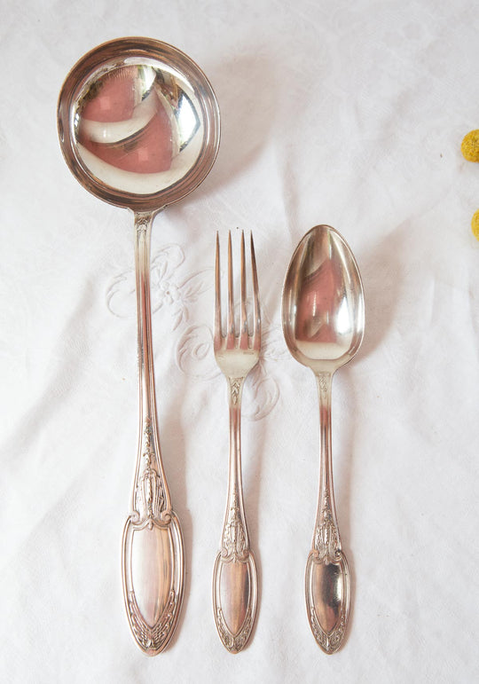 Cubertería francesa "metal argenté PARA 9 ERCUIS EMPIRE c. 1940 monogramas E.R. (19 PIEZAS)