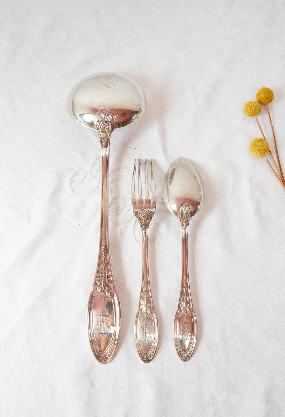 Cubertería francesa "metal argenté PARA 9 ERCUIS EMPIRE c. 1940 monogramas E.R. (19 PIEZAS)