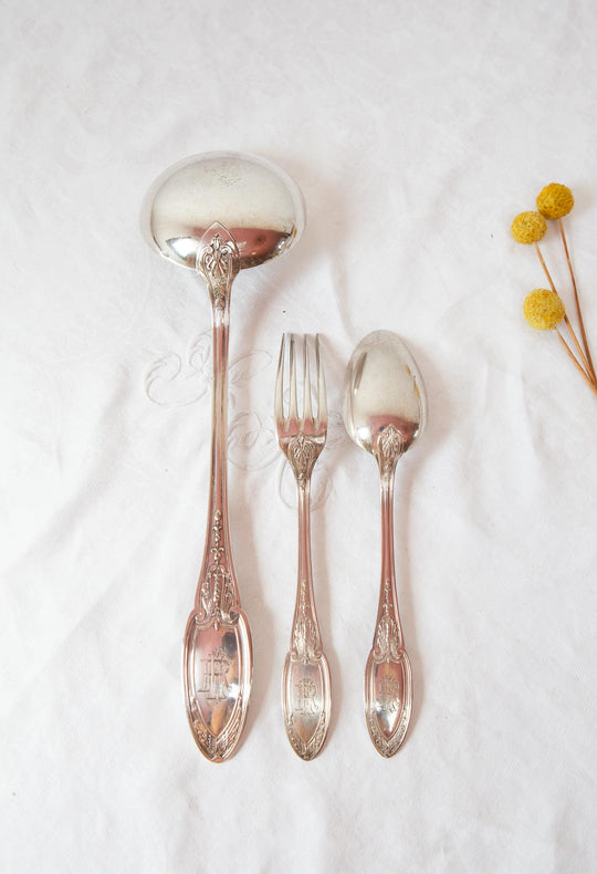 Cubertería francesa "metal argenté PARA 9 ERCUIS EMPIRE c. 1940 monogramas E.R. (19 PIEZAS)