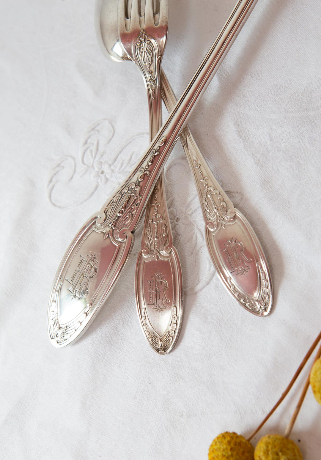 Cubertería francesa "metal argenté PARA 9 ERCUIS EMPIRE c. 1940 monogramas E.R. (19 PIEZAS)