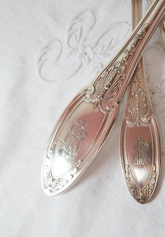 Cubertería francesa "metal argenté PARA 9 ERCUIS EMPIRE c. 1940 monogramas E.R. (19 PIEZAS)