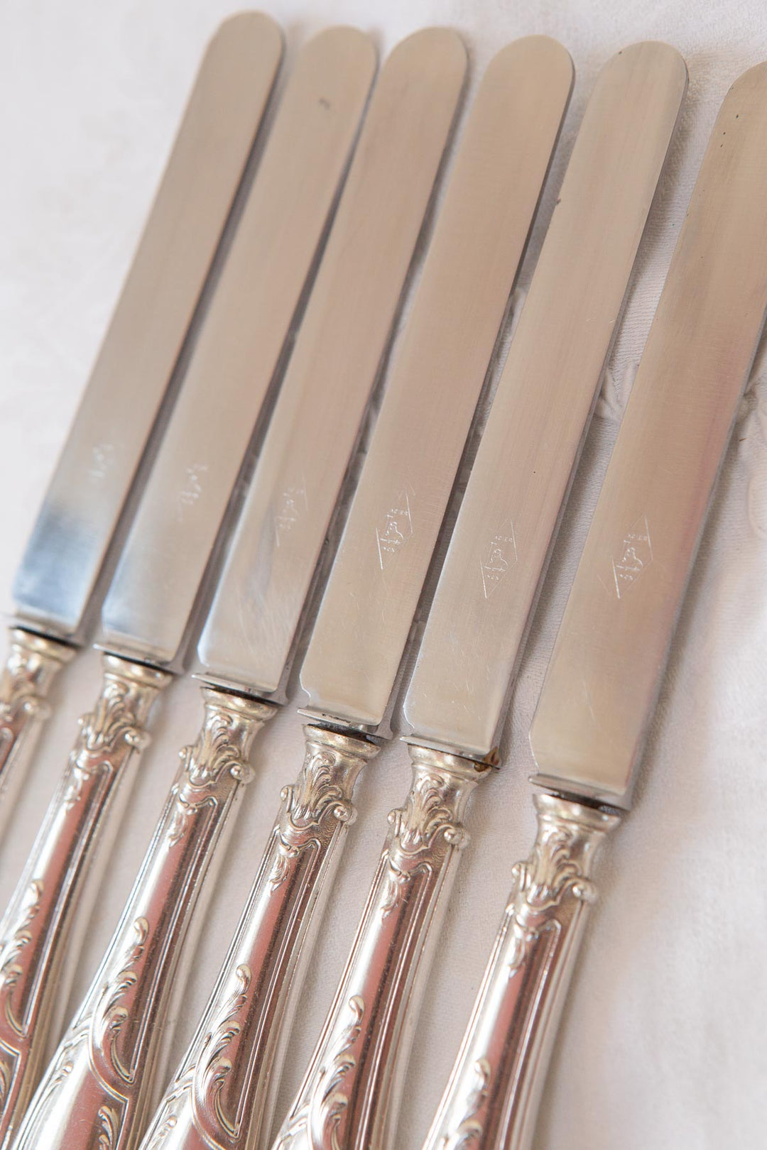 Juego 6 cuchillos franceses antiguos metal baño plata estilo Louis XV