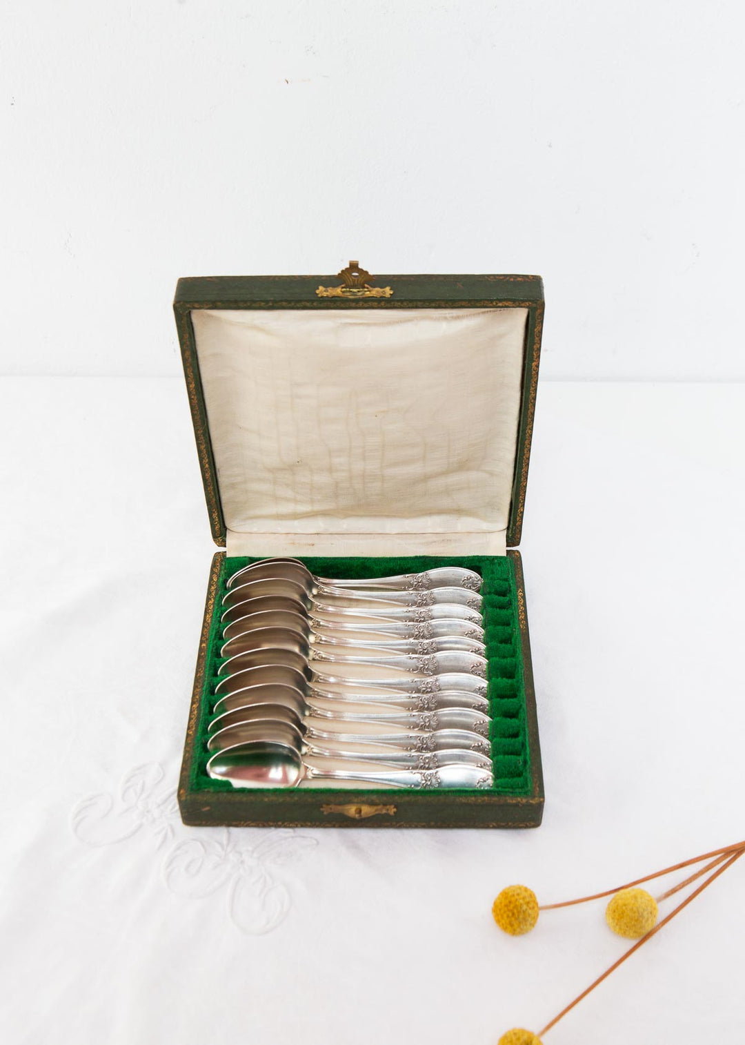 Juego 12 cucharillas francesas Boulenger "Rocaille" en estuche iniciales A.C.