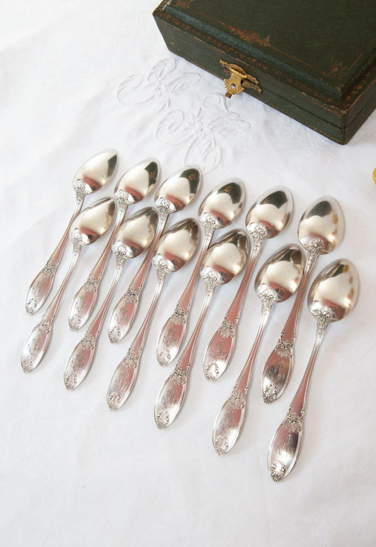 Juego 12 cucharillas francesas Boulenger "Rocaille" en estuche iniciales A.C.