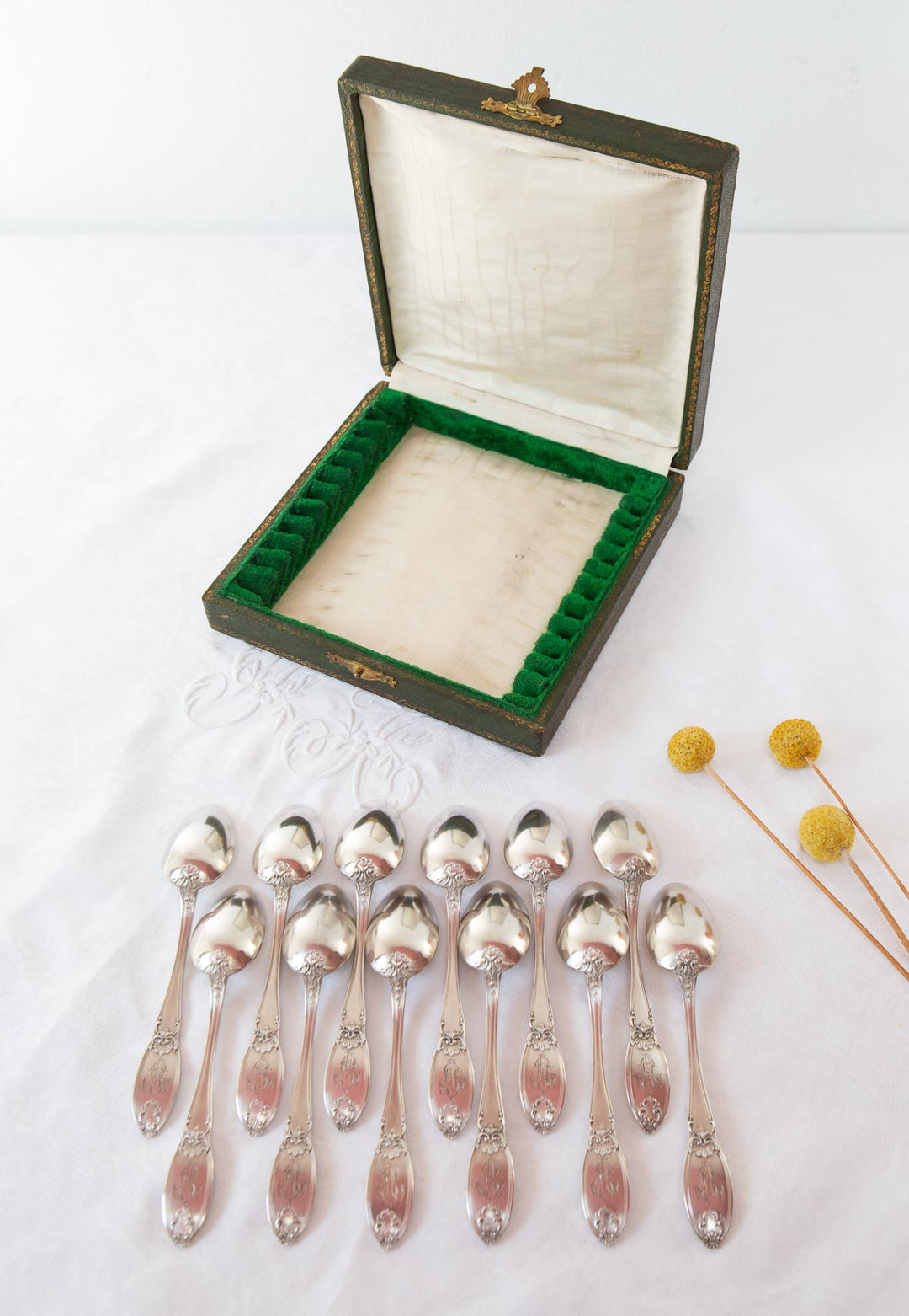 Juego 12 cucharillas francesas Boulenger "Rocaille" en estuche iniciales A.C.