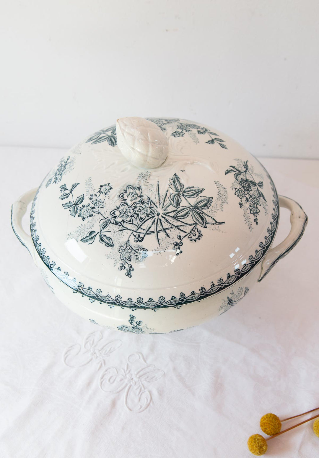 Antigua sopera francesa terre de fer " Margot" L'Amandinoise c. 1900