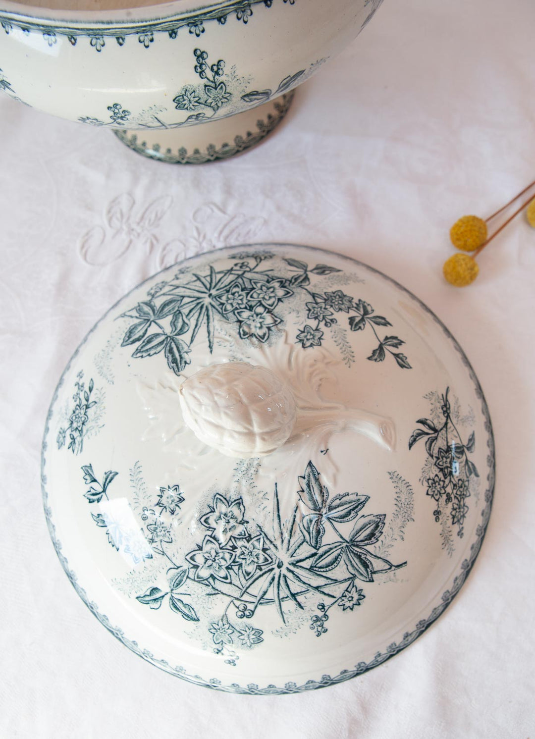 Antigua sopera francesa terre de fer " Margot" L'Amandinoise c. 1900