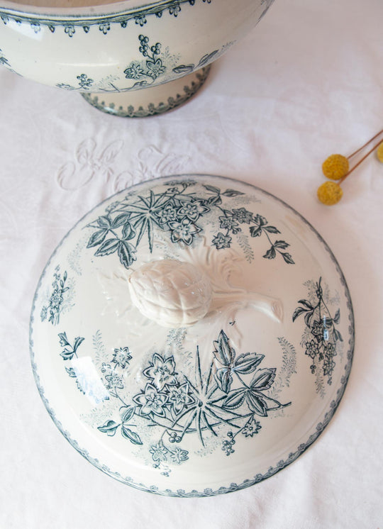 Antigua sopera francesa terre de fer " Margot" L'Amandinoise c. 1900