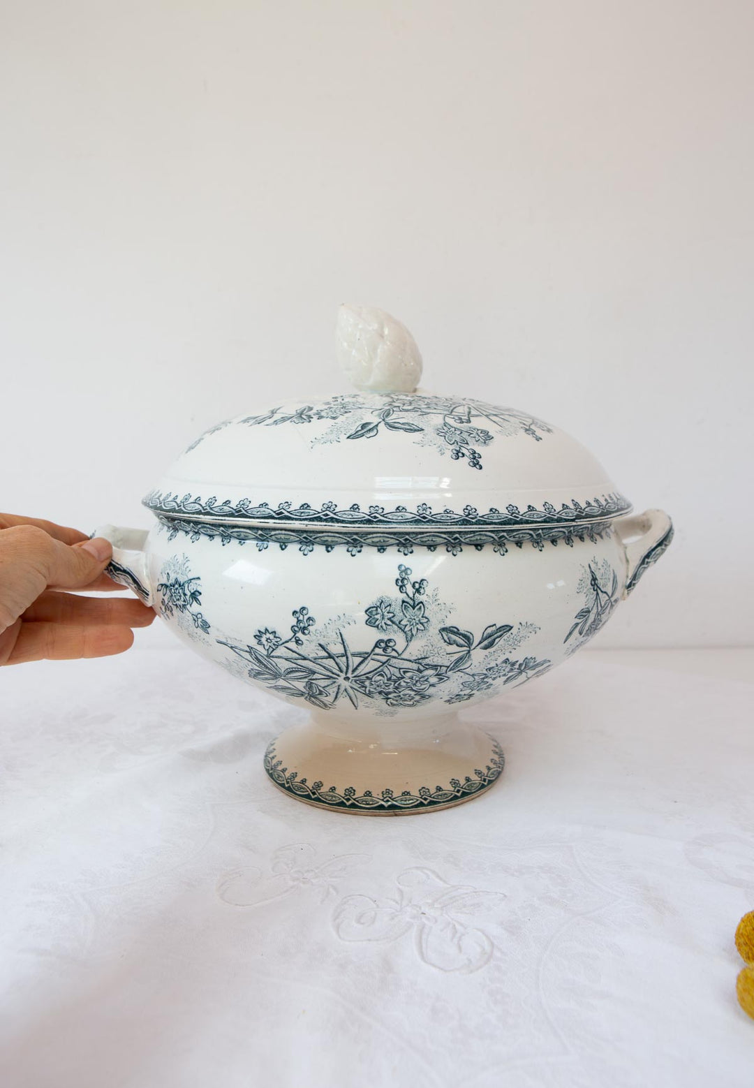 Antigua sopera francesa terre de fer " Margot" L'Amandinoise c. 1900