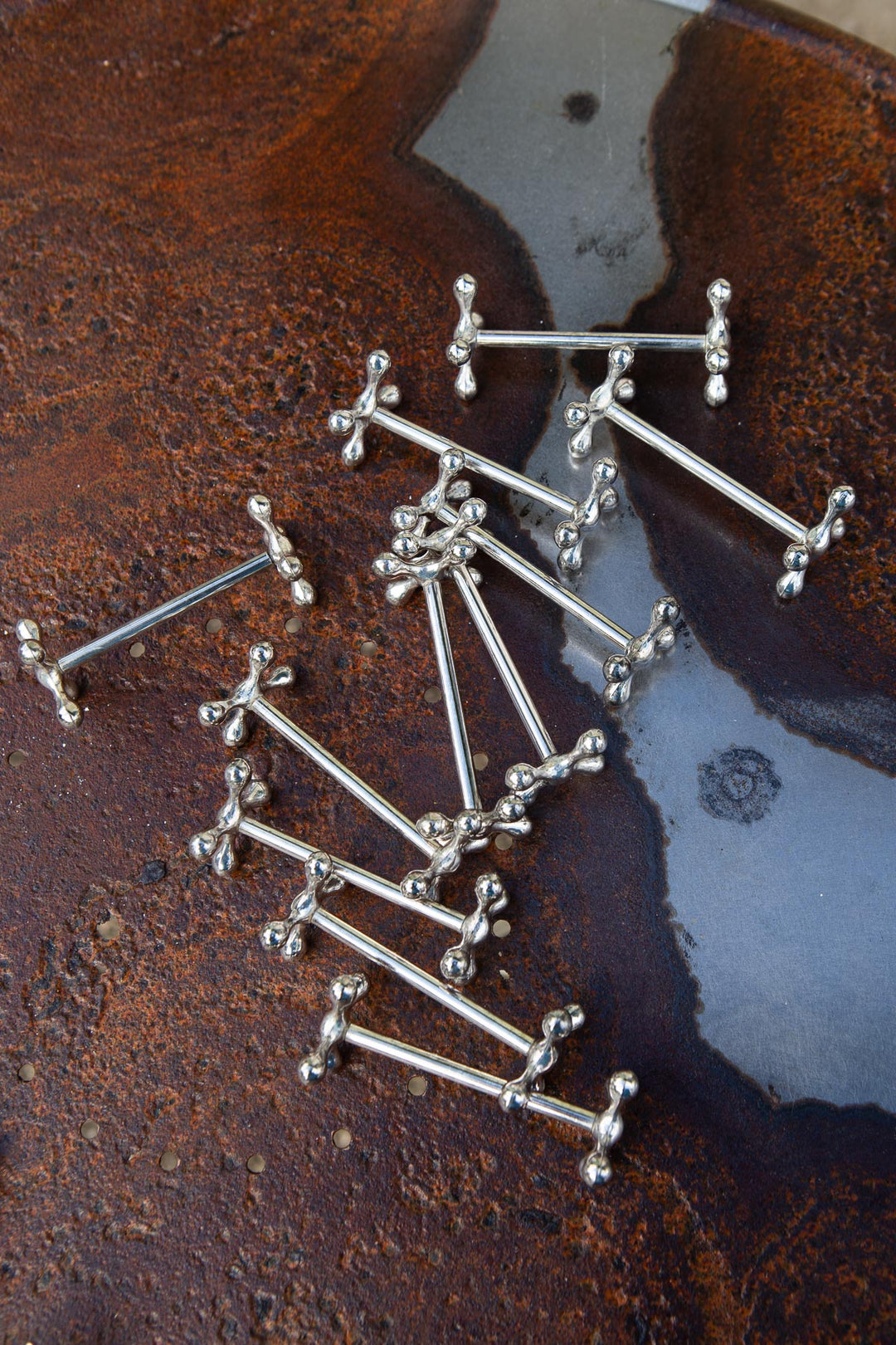 Juego 12 reposacuchillos franceses metal baño plata c. 1950s