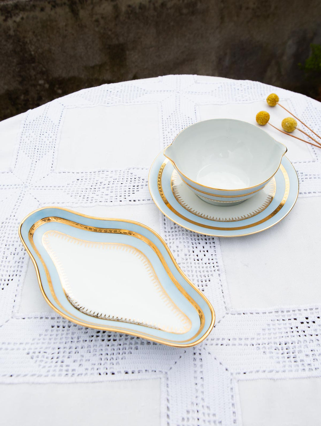 Juego salsera y rabanera porcelana francesa azul y dorado c. 1950 (2 PIEZAS)