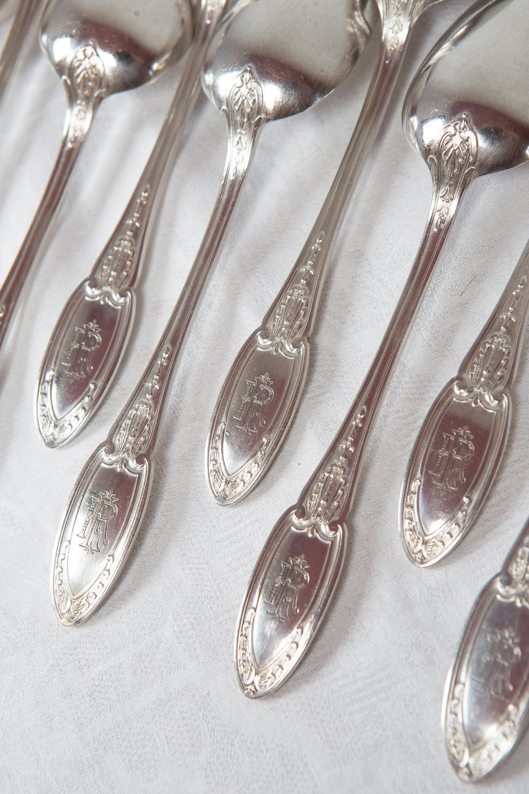 Juego 9 cucharas POSTRE ERCUIS EMPIRE c. 1940 monogramas E.R.