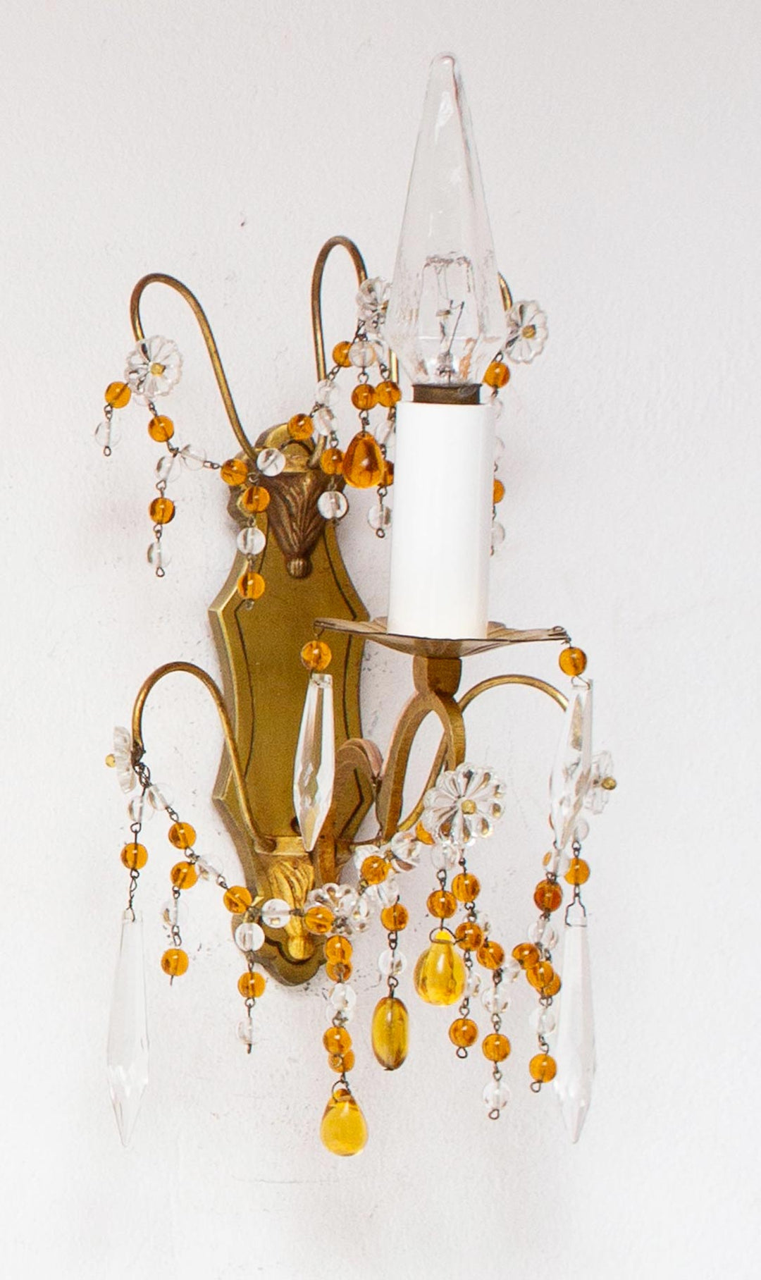 Pareja apliques franceses latón y cristales ámbar c. 1960s