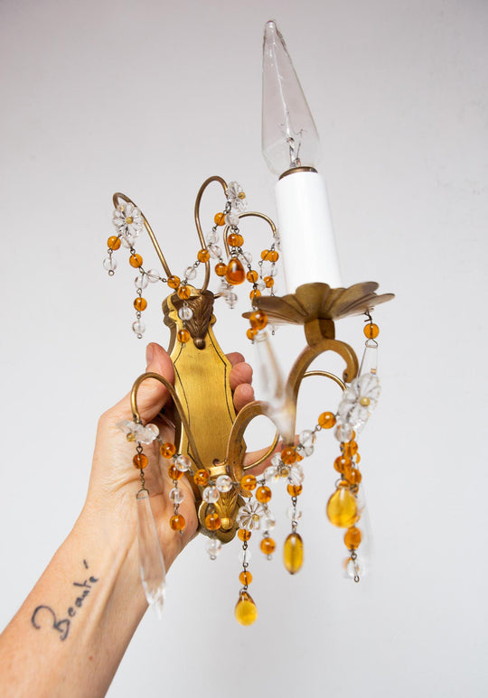 Pareja apliques franceses latón y cristales ámbar c. 1960s