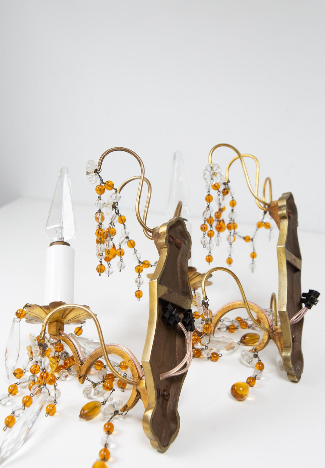 Pareja apliques franceses latón y cristales ámbar c. 1960s