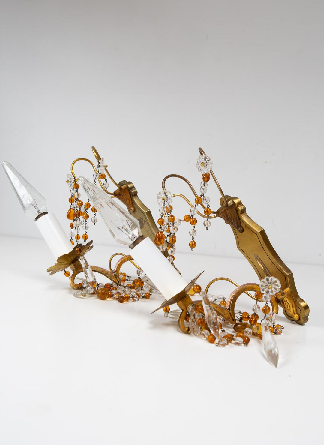 Pareja apliques franceses latón y cristales ámbar c. 1960s