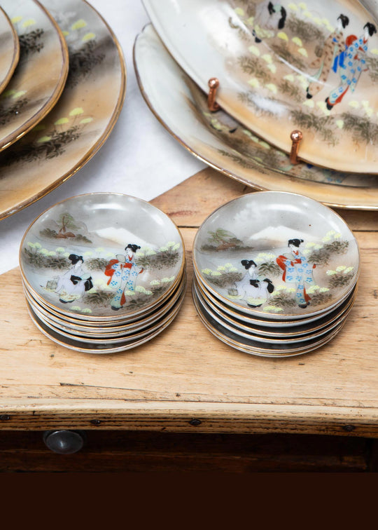 Juego 12 platillos 9,5 cm porcelana japonesa KUTANI periodo Showa c. 1930-50 "Geishas y Fuji"