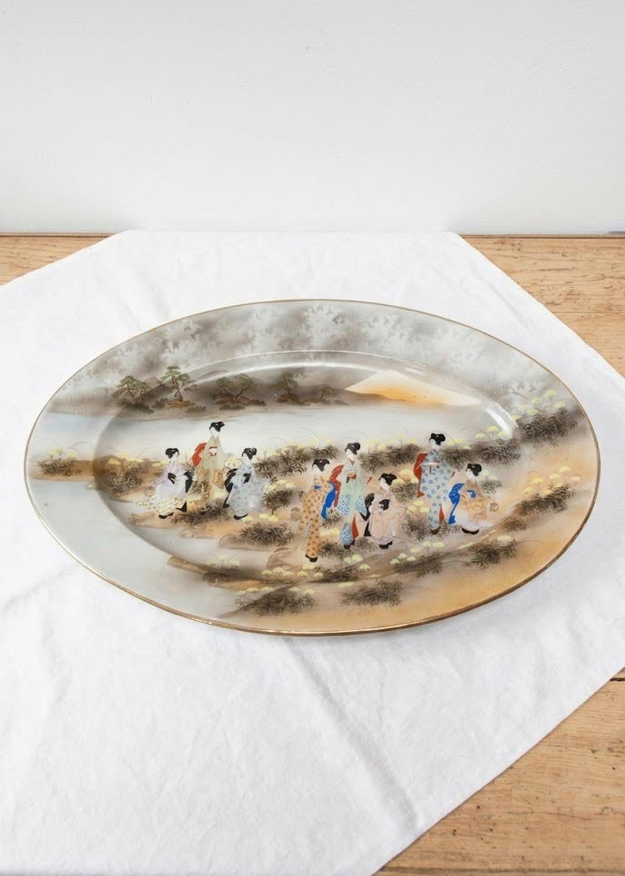 Fuente ovalada japonesa KUTANI periodo Showa c. 1930-50 "Geishas y Fuji" (34*23 cm)