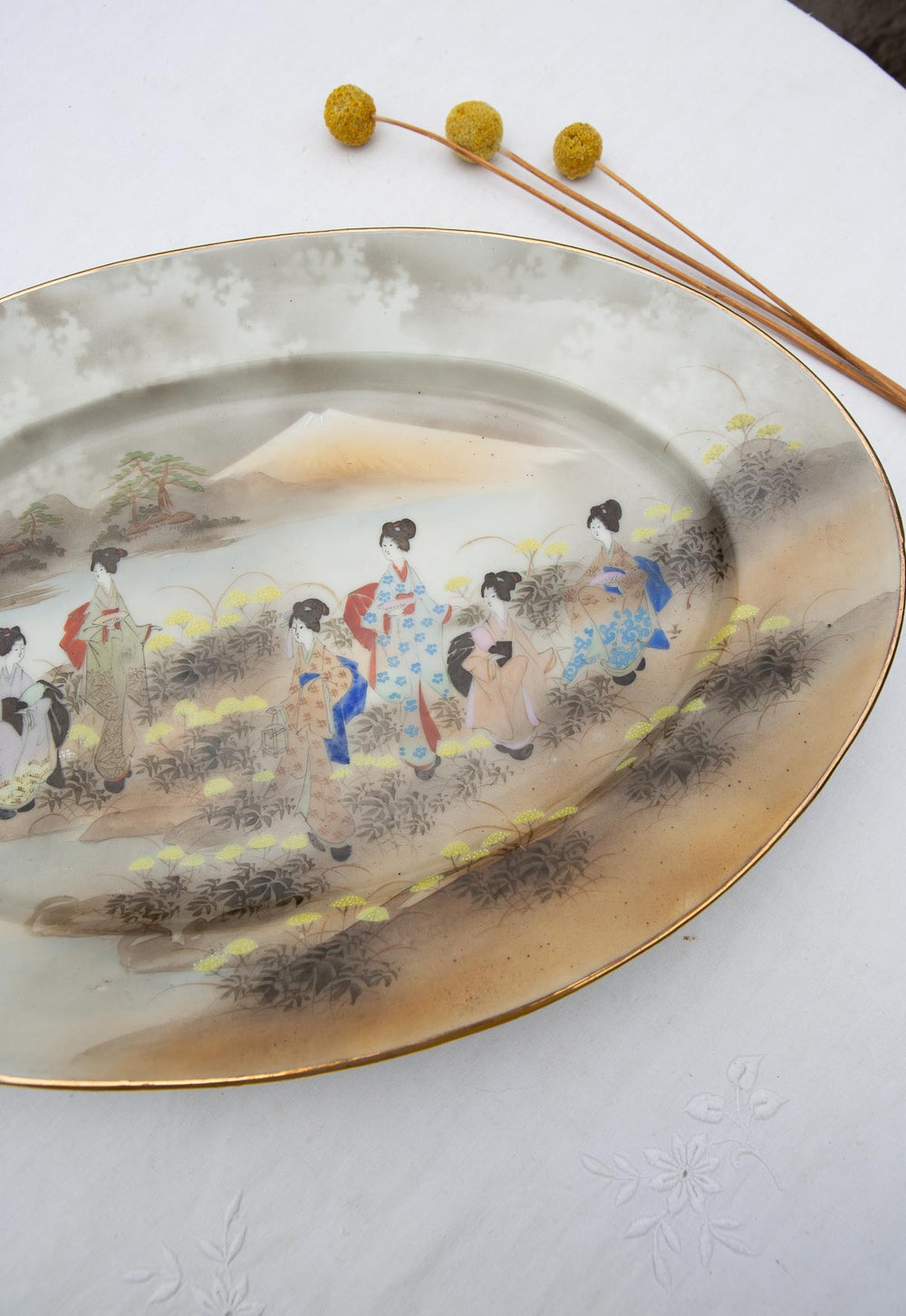 Gran fuente ovalada japonesa KUTANI periodo Showa c. 1930-50 "Geishas y Fuji" (39,5*26,5 cm)