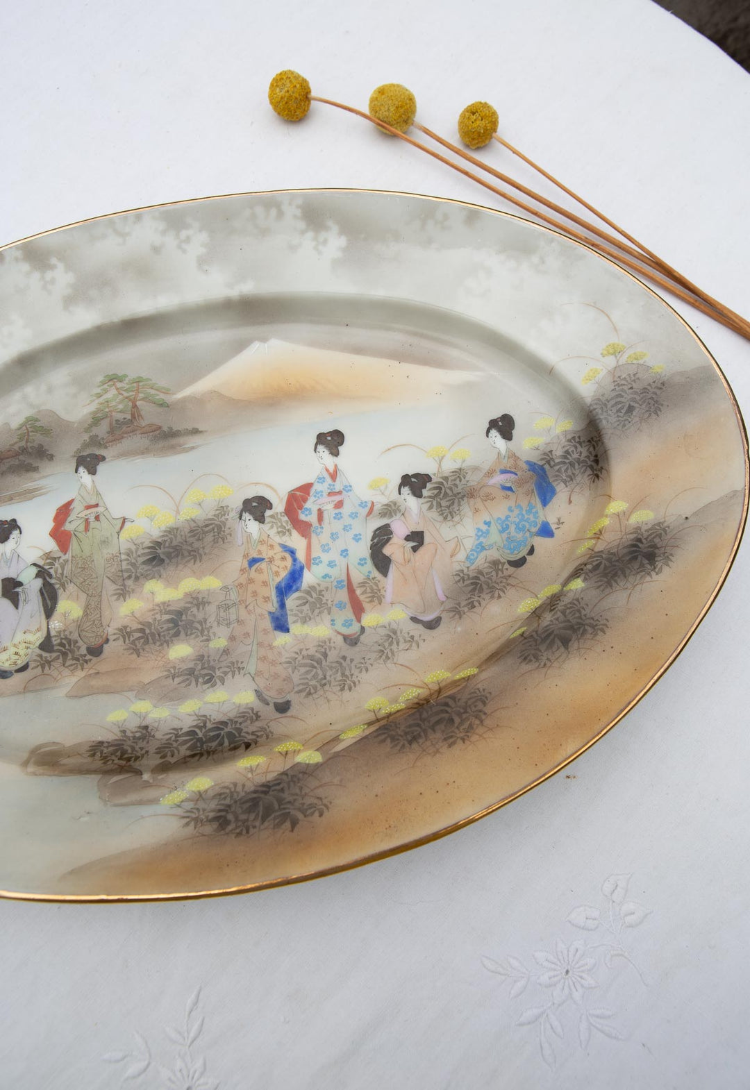 Gran fuente ovalada japonesa KUTANI periodo Showa c. 1930-50 "Geishas y Fuji" (39,5*26,5 cm)
