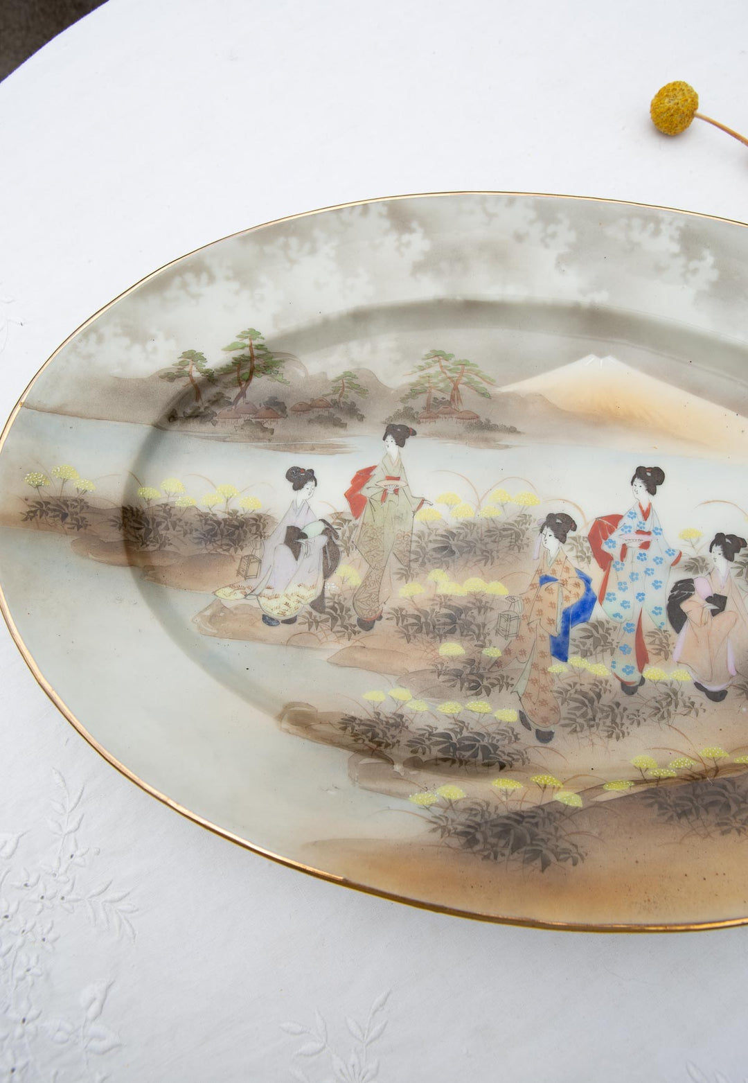 Gran fuente ovalada japonesa KUTANI periodo Showa c. 1930-50 "Geishas y Fuji" (39,5*26,5 cm)