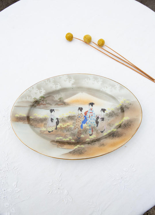 Fuente ovalada japonesa KUTANI periodo Showa c. 1930-50 "Geishas y Fuji" (29*19,5 cm)
