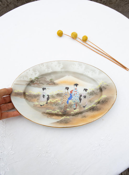 Fuente ovalada japonesa KUTANI periodo Showa c. 1930-50 "Geishas y Fuji" (29*19,5 cm)