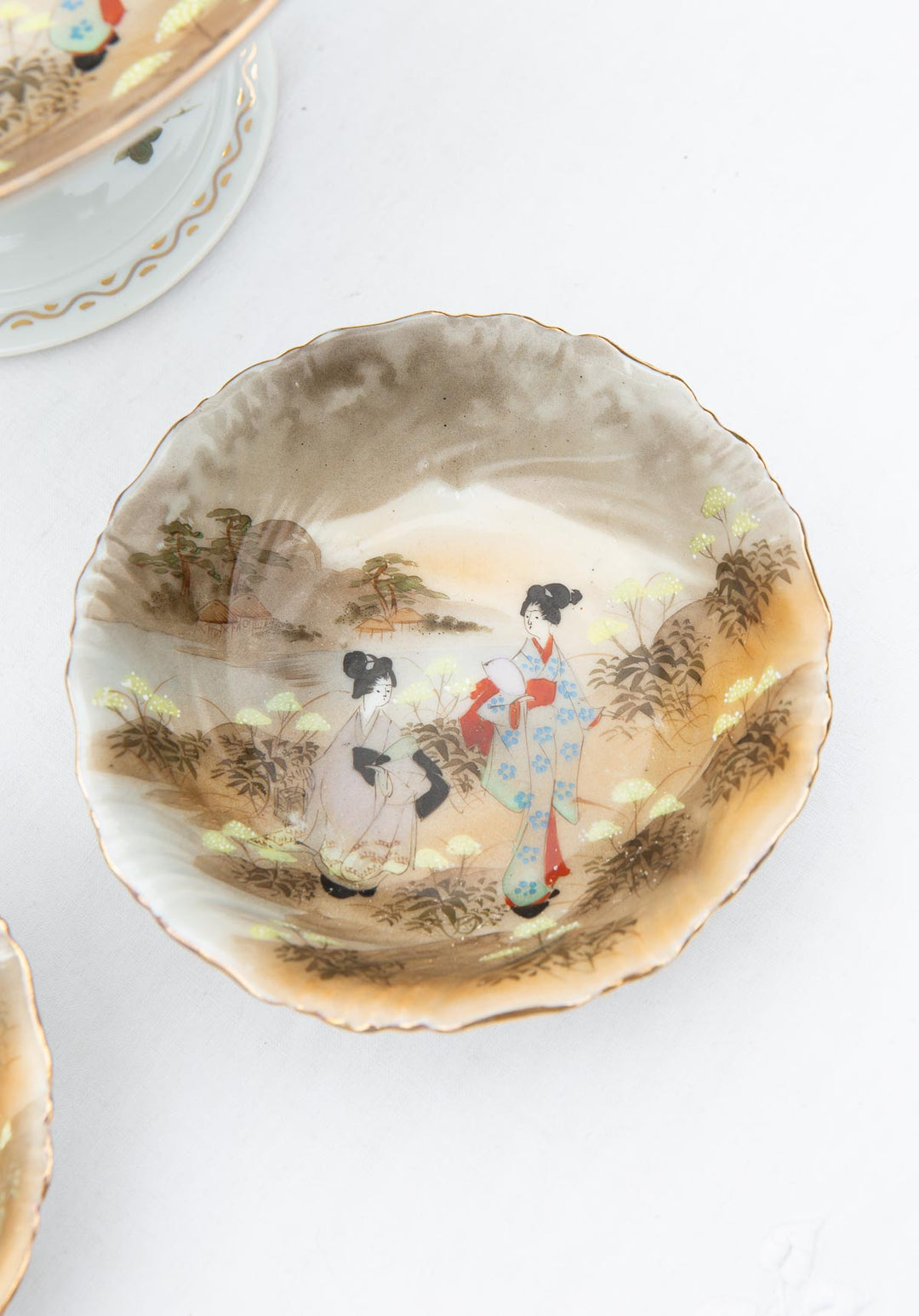 Frutero y 2 bols japoneses porcelana KUTANI periodo Showa c. 1930-50 "Geishas y Fuji"