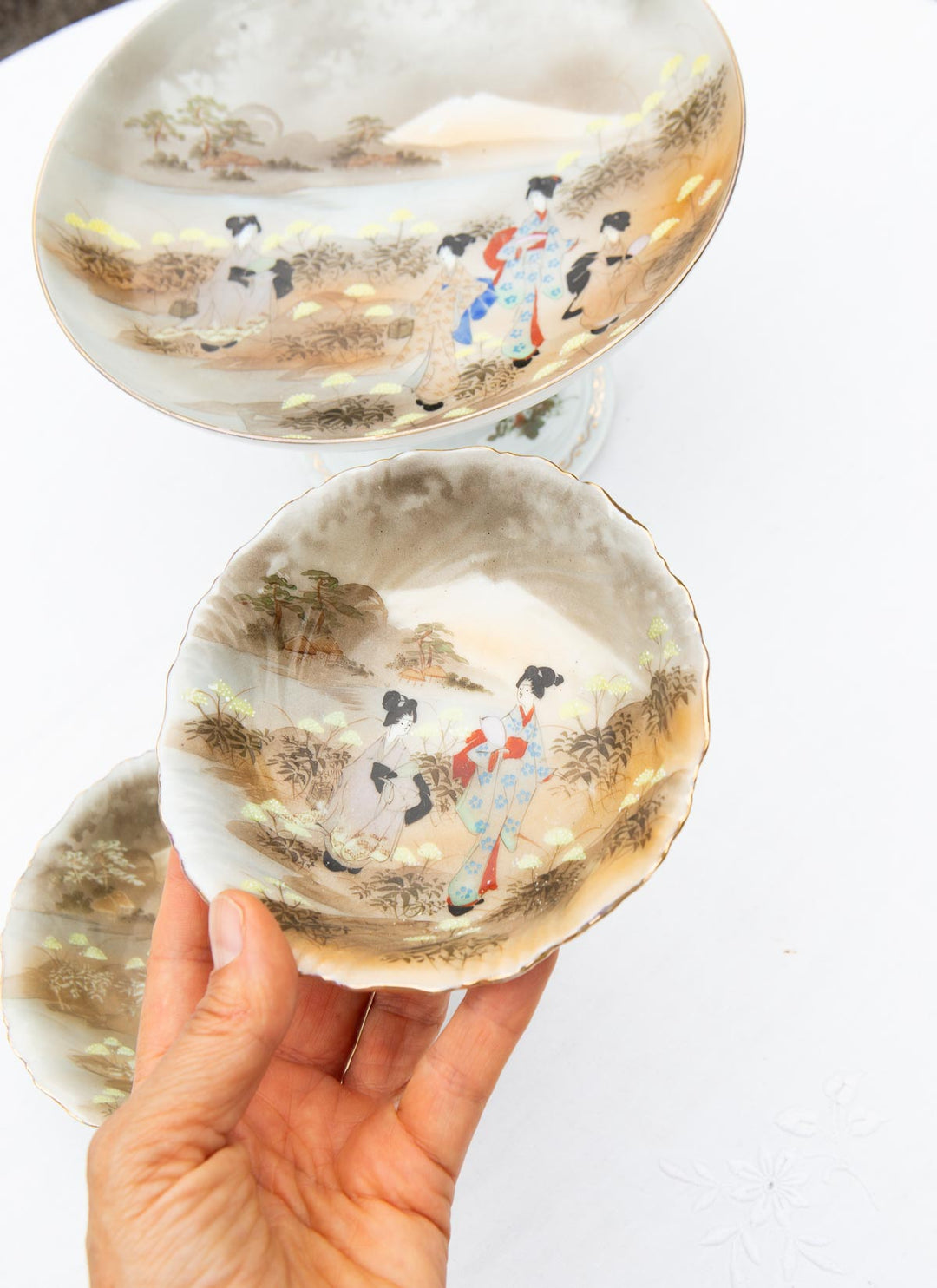 Frutero y 2 bols japoneses porcelana KUTANI periodo Showa c. 1930-50 "Geishas y Fuji"