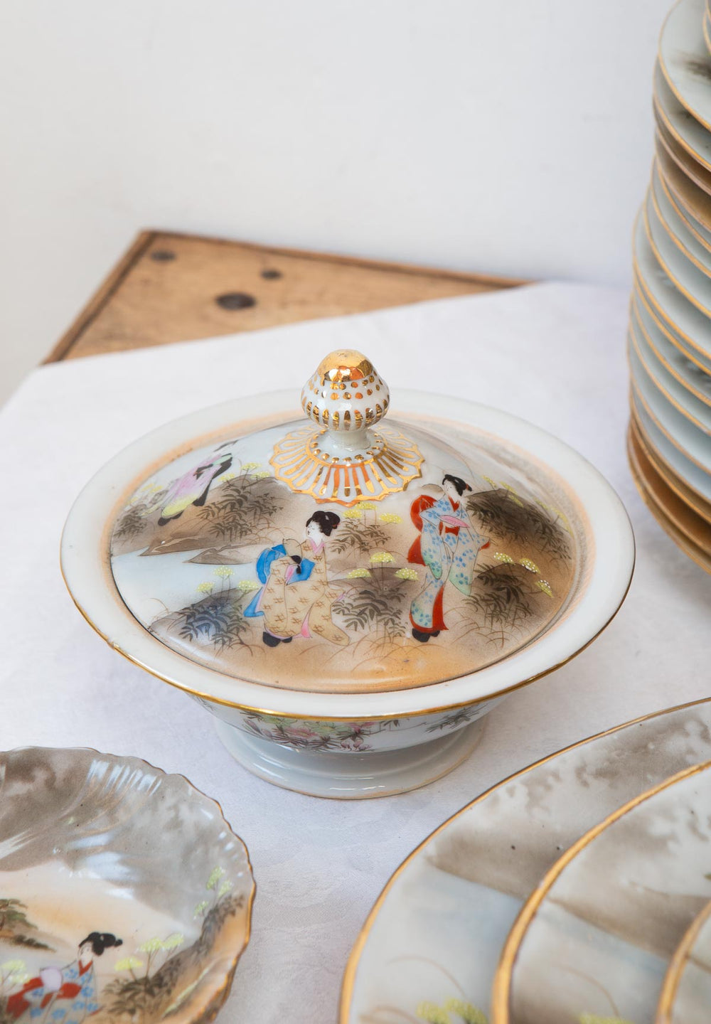Recipiente con tapa japonés porcelana KUTANI periodo Showa c. 1930-50 "Geishas y Fuji"