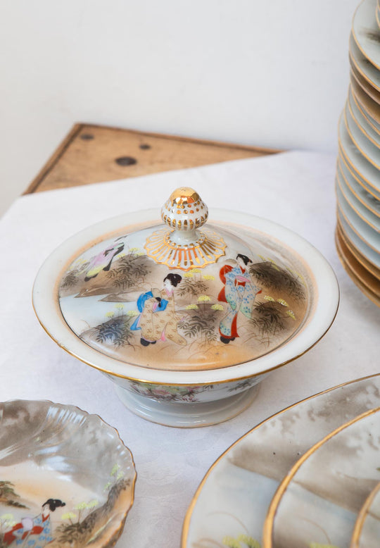 Recipiente con tapa japonés porcelana KUTANI periodo Showa c. 1930-50 "Geishas y Fuji"