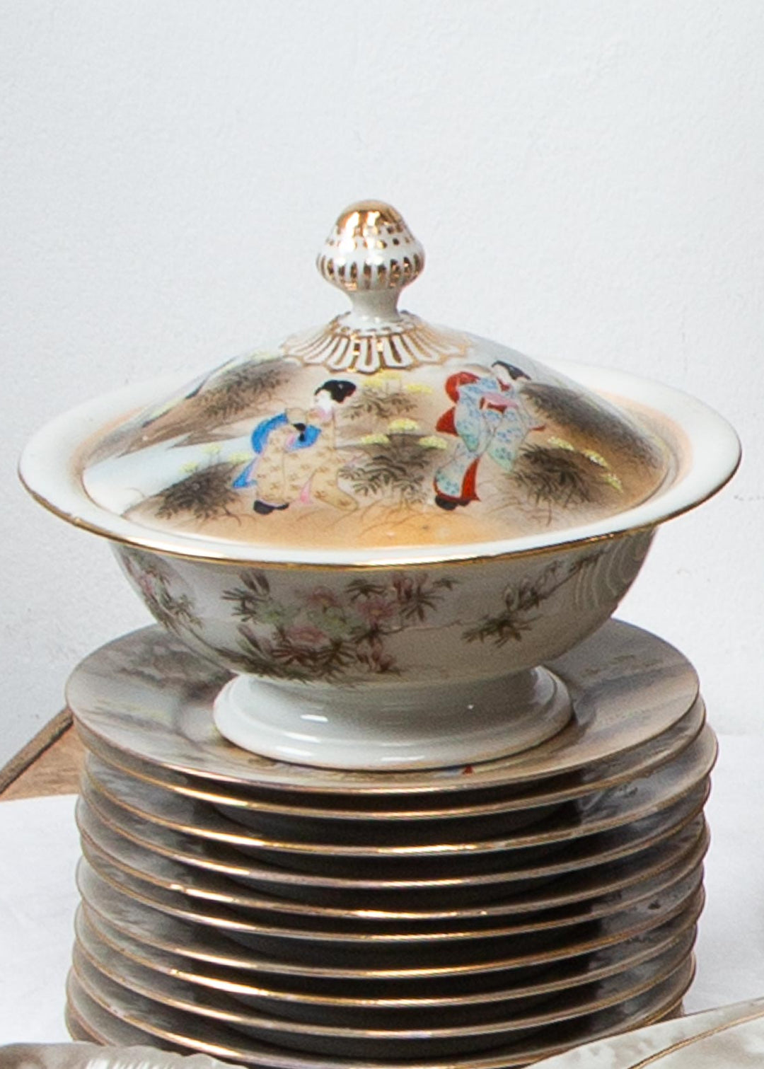 Recipiente con tapa japonés porcelana KUTANI periodo Showa c. 1930-50 "Geishas y Fuji"