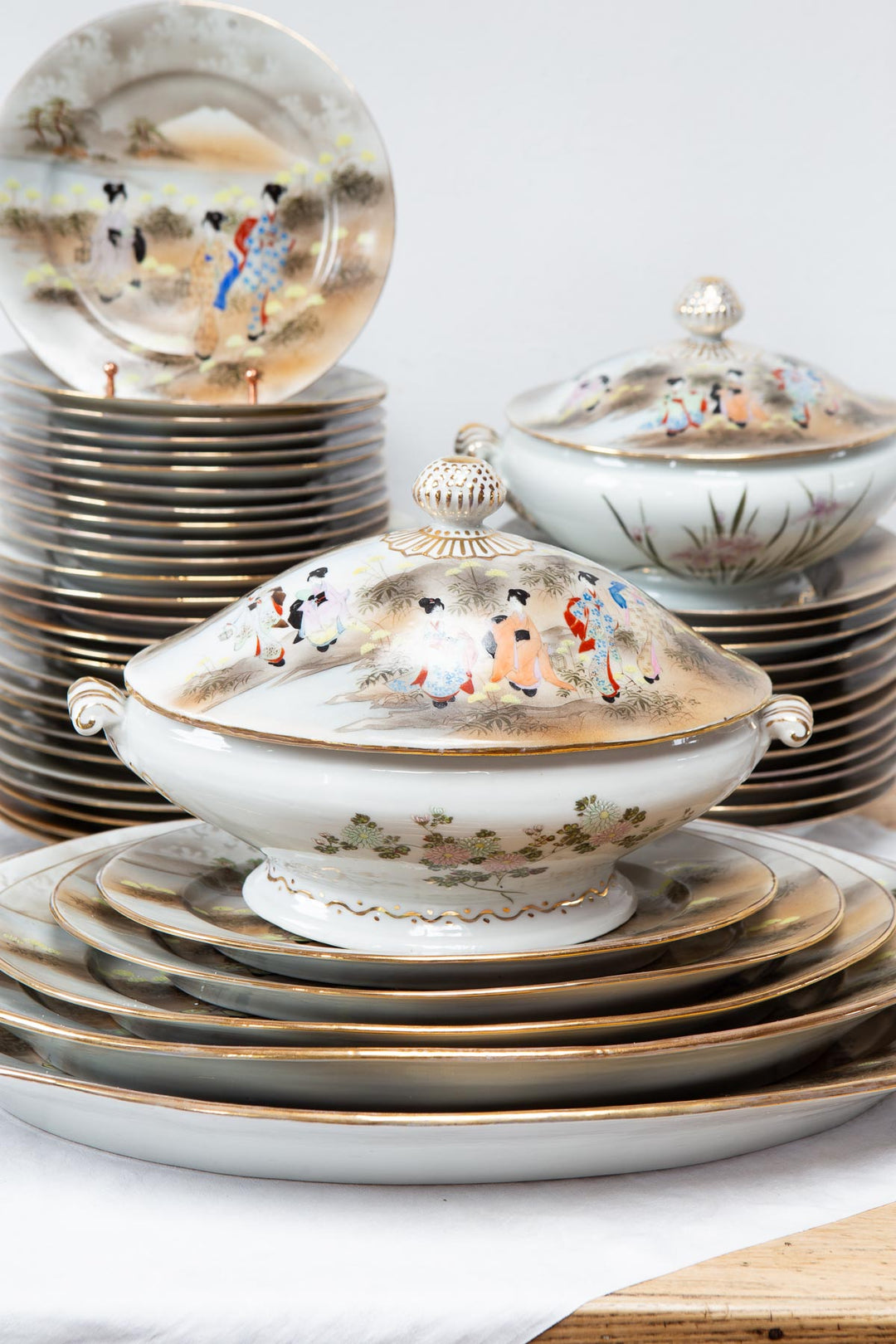 Vajilla porcelana japonesa KUTANI periodo Showa c. 1930-50 "Geishas y Fuji" (81 PIEZAS)