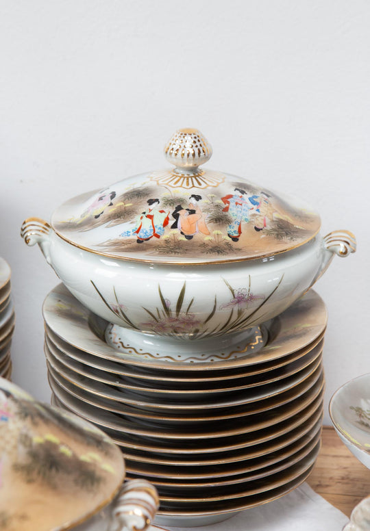 Vajilla porcelana japonesa KUTANI periodo Showa c. 1930-50 "Geishas y Fuji" (81 PIEZAS)